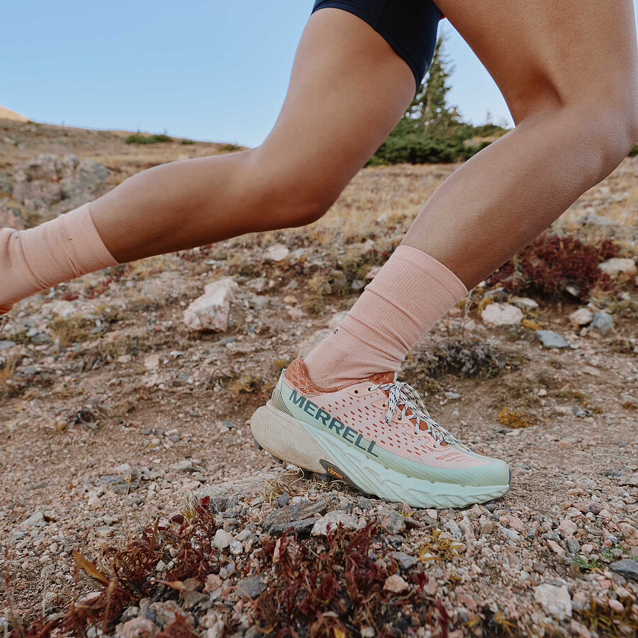 agility peak 5 trailrunningschoenen voor dames in de kleur zalm